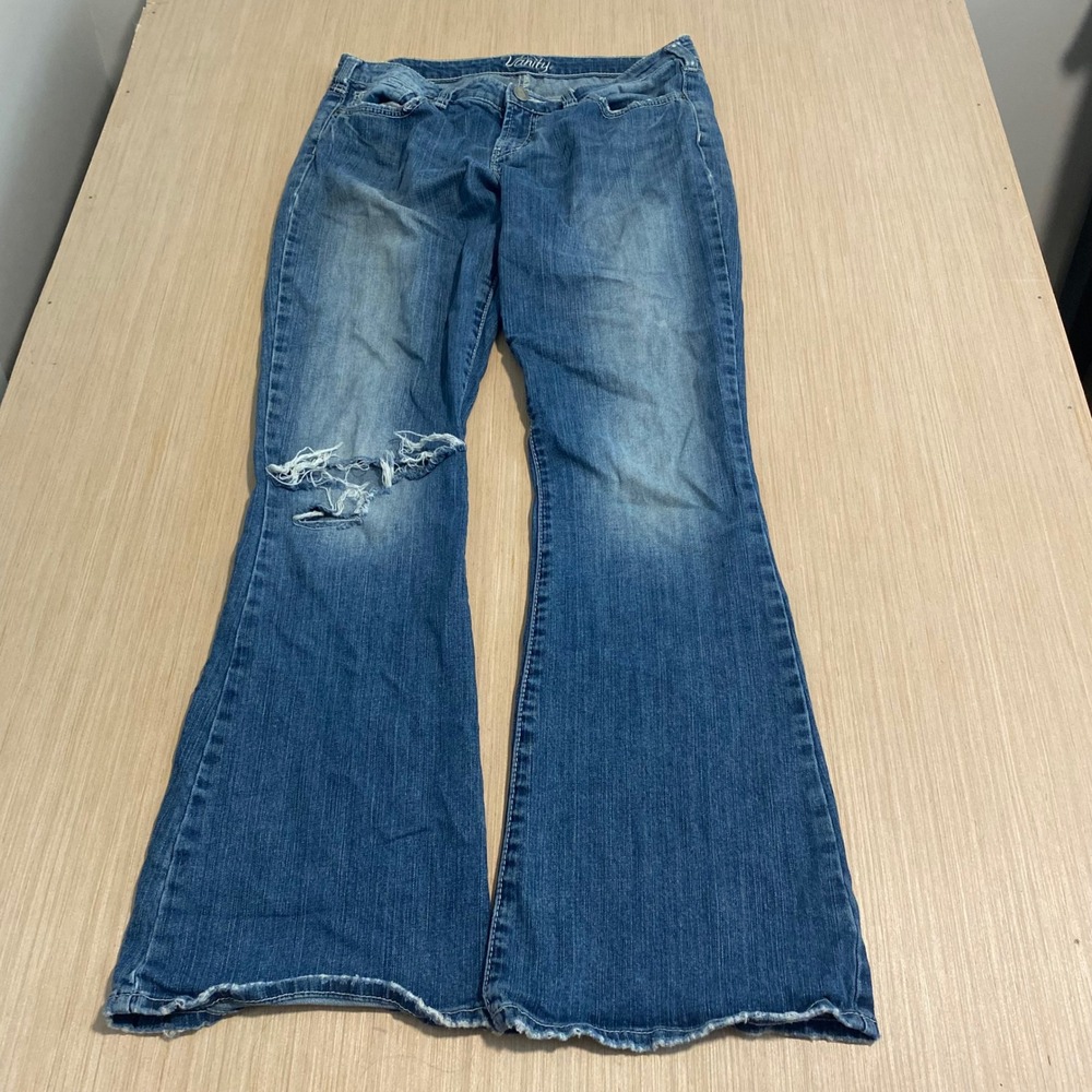 Vanity Savannah Classic Fit Distressed Flare Jeans Blue 30/33 Wide Leg 02SF0101